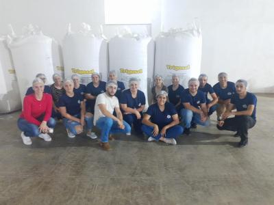 Alunos do CEEP de Laranjeiras do Sul conhecem processo de industrializaÃ§Ã£o da farinha Trigosel